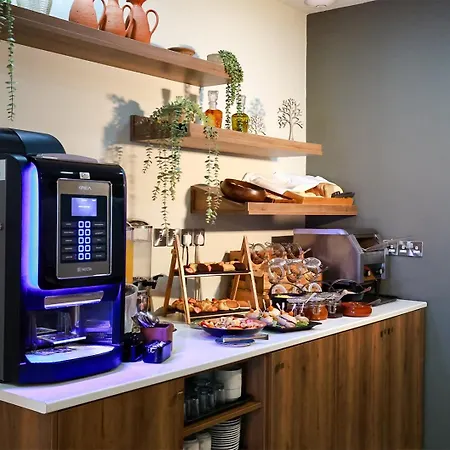 Mikes Kanarium Szálloda Lárnaka