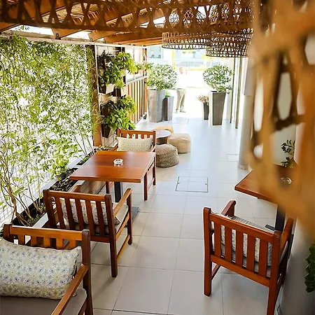 Mikes Kanarium Lárnaka