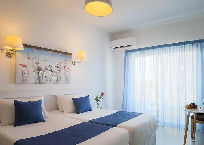 מלון Mikes Kanarium 3*