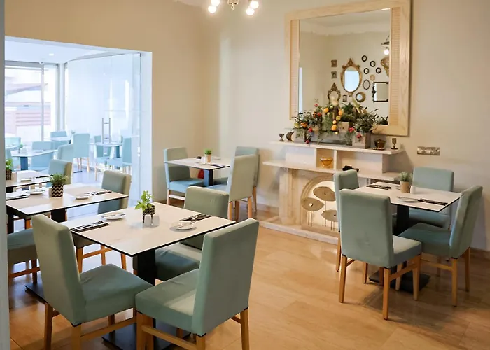 Mikes Kanarium מלון