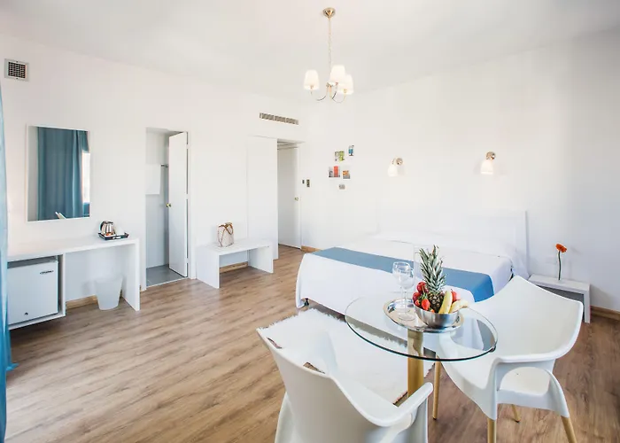 Hotel Mikes Kanarium Larnaca